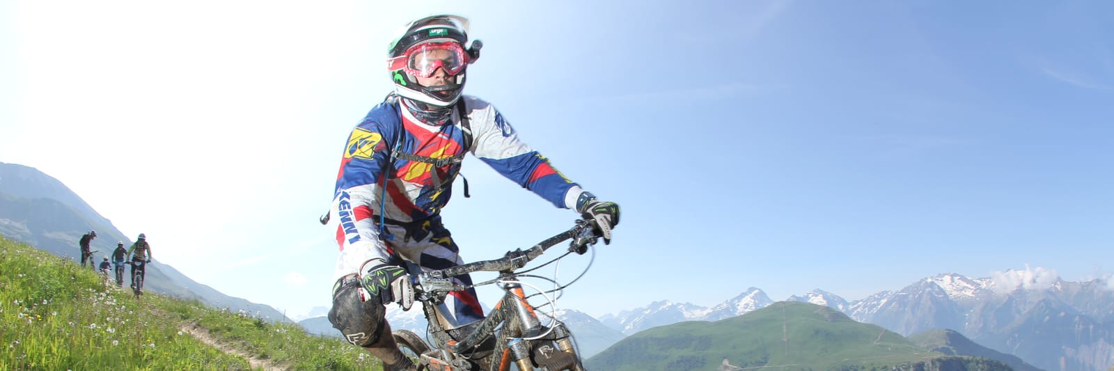Nicolas Jouanno en VTT de descente sur un sentier de montagne